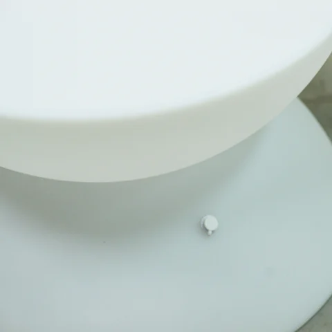 芮妮發光圓桌細節