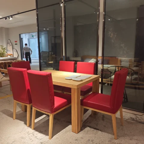 托比白蠟木餐桌