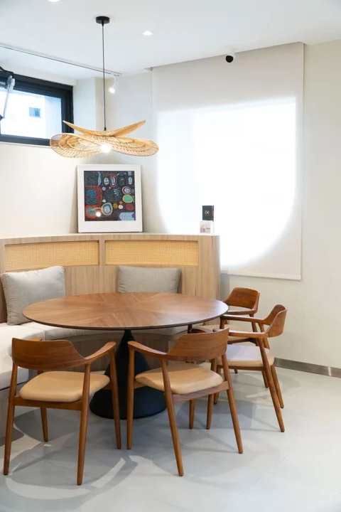 新希洛馬餐椅與奧麗維亞圓桌