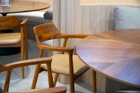 新希洛馬餐椅與奧麗維亞圓桌