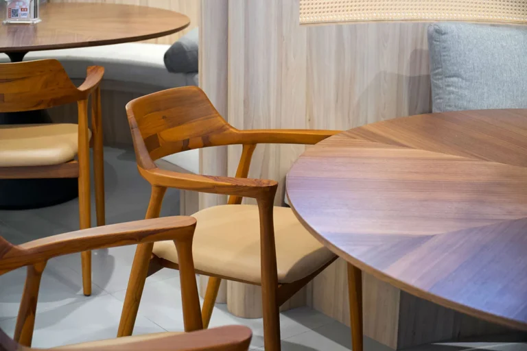 新希洛馬餐椅與奧麗維亞圓桌