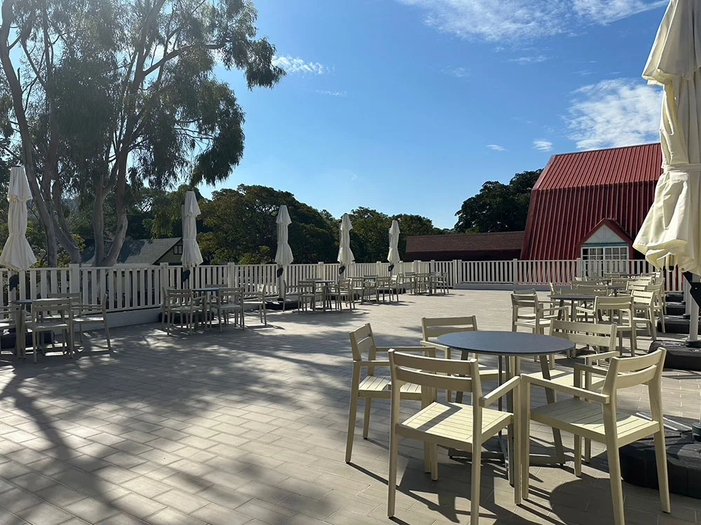 鋁合金羅馬傘&岩板桌椅的戶外協奏曲