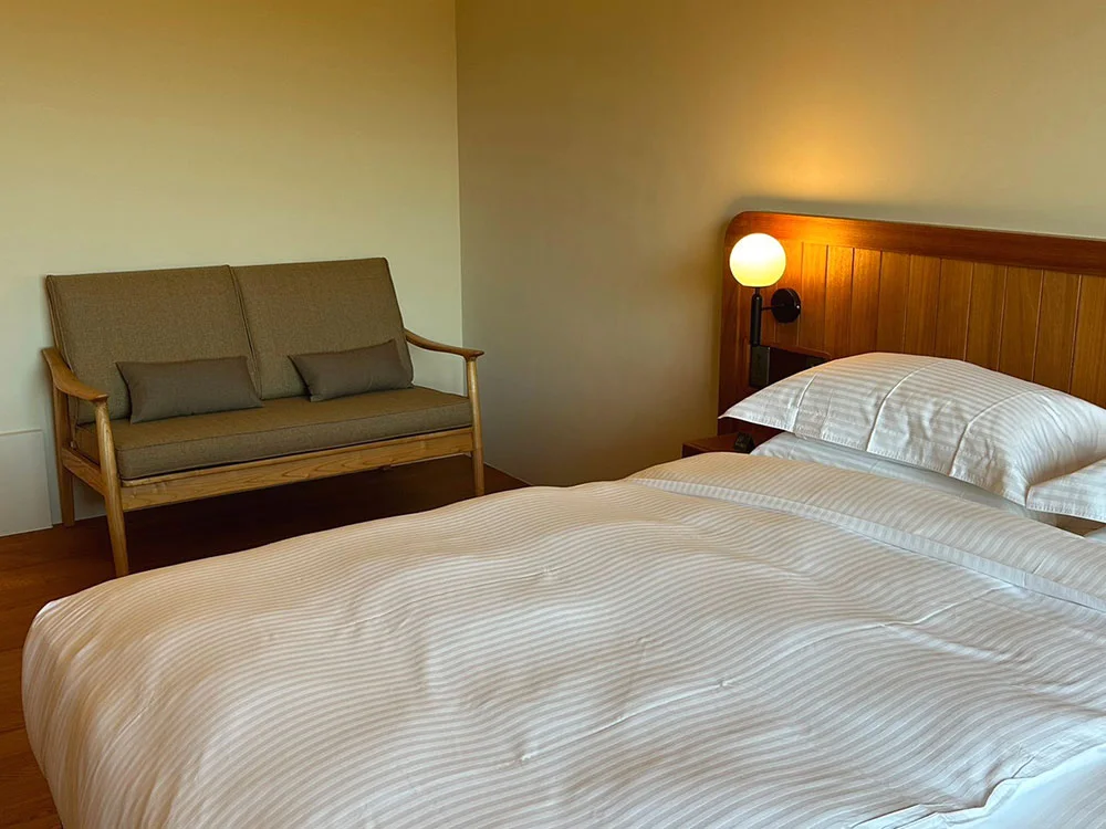 將自然氣息帶入室內的柚木沙發