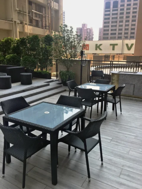 布萊曼 藤編扶手餐椅 (深黑條)
